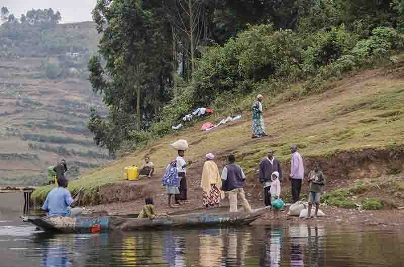 64 - Uganda - lago Bunyonyi - gente trabajando